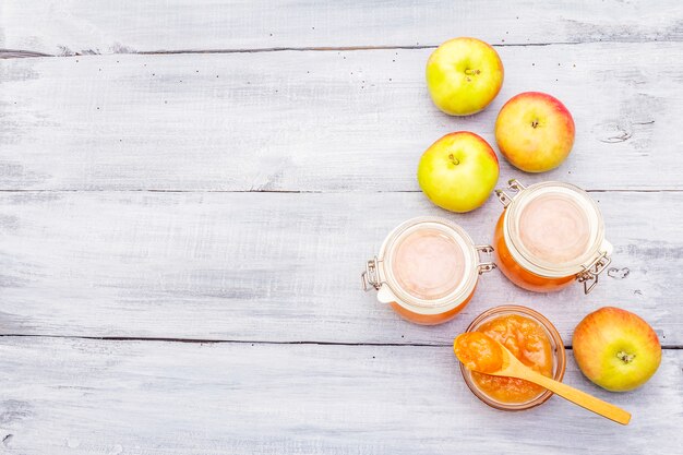 Appeljam, confituur, chutney in een glazen pot