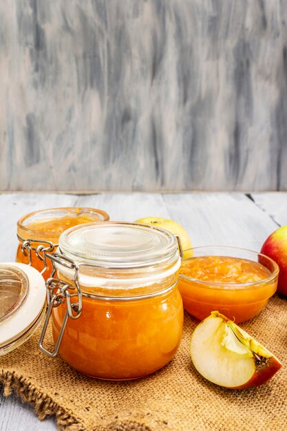 Appeljam, confituur, chutney in een glazen pot