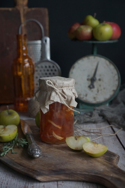 Appeljam in een pot op een houten bord, rustieke stijl, selectieve aandacht