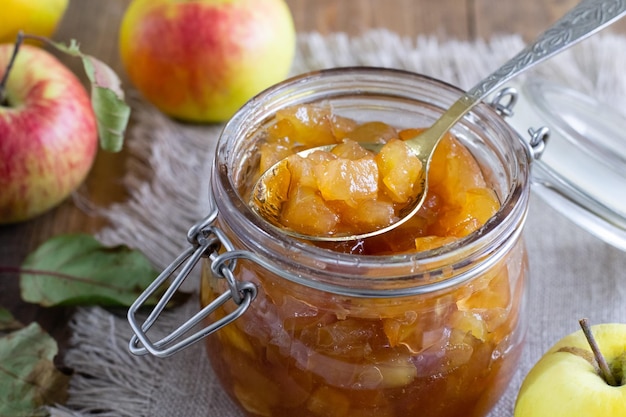 Appeljam in pot op houten tafel