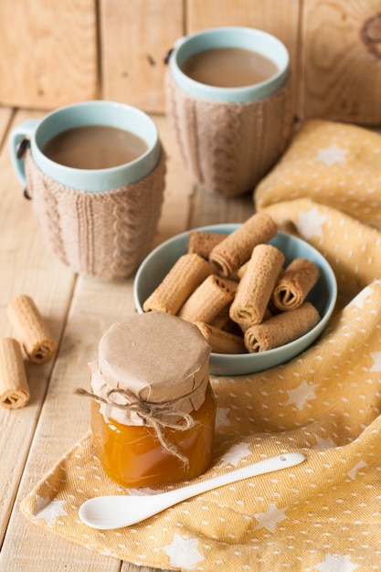 Appeljam, koekjes en koffie met melk voor ontbijt