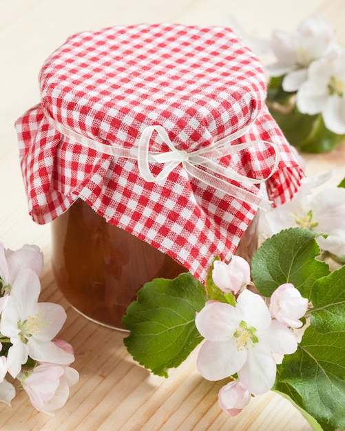 Appeljam op keukentafel