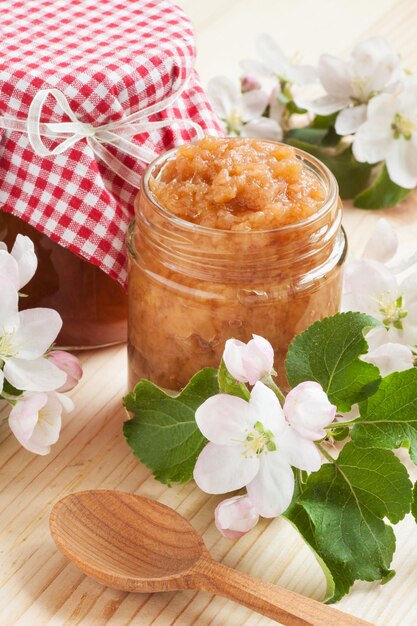 Appeljam op keukentafel