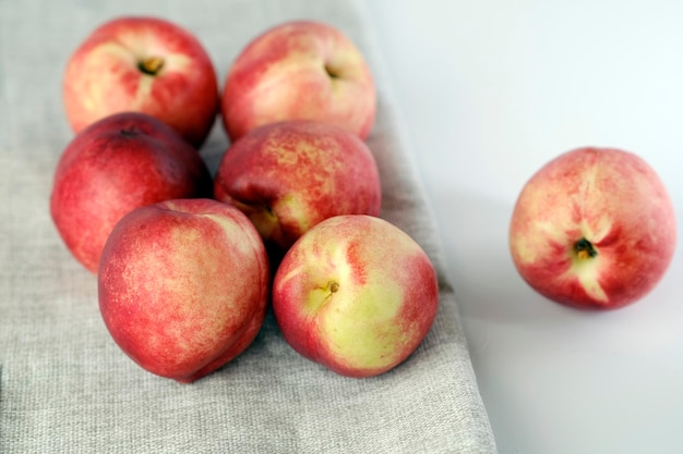 Appelnectarine Nectarine gekruist met appel op een witte tafel