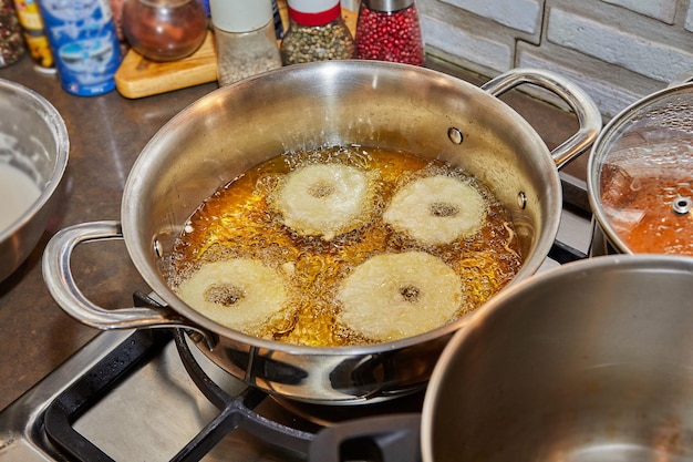 Appelpannenkoek bakken Appeldoughnut in kokende olie