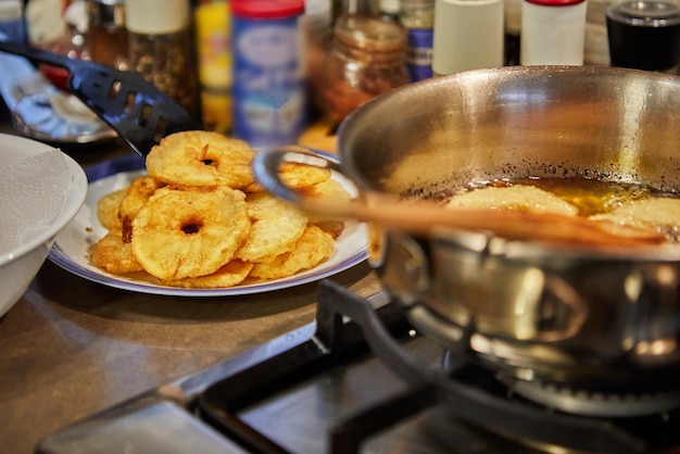 Appelpannenkoek koken Gestapelde appeldoughnut op bord