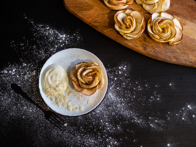 Appelroosjes Appelbroodjes met slagroom en amandelblaadjes petal