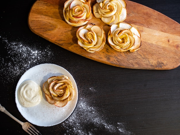 Appelroosjes Appelbroodjes met slagroom en amandelblaadjes petal