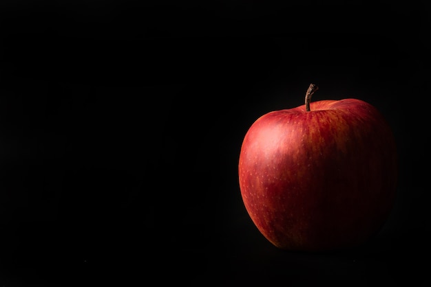 Appels, een mooie appel gerangschikt op zwarte achtergrond, Low Key portret, selectieve focus.