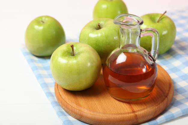 Appels en appelciderazijn op tafel