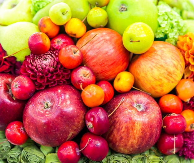 Appels en bloemenclose-up, verse oogst. Vitamine voedsel en bloemendecoratie