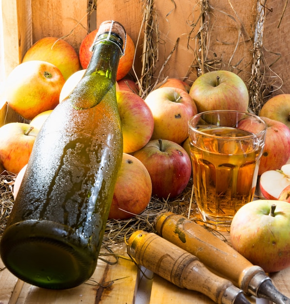 Appels en een fles en een glas cider