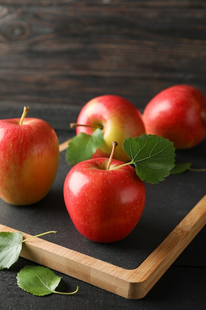 Appels en snijplank op houten tafel