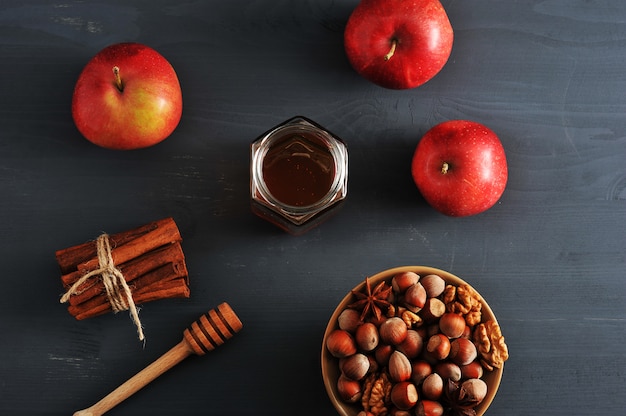 appels, honing en noten op donkere tafel