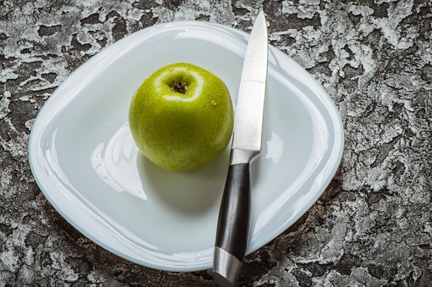 Appels in een bord op een grijze achtergrond