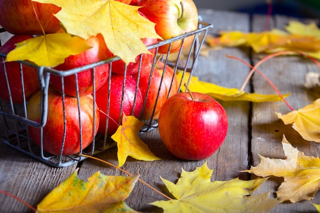 Appels in een mand op een houten tafel