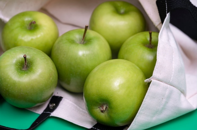 Appels in stoffen tas