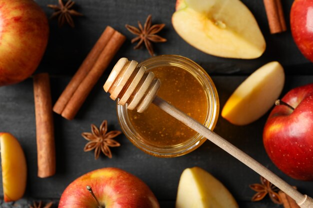 Appels, kaneel en honing op hout, bovenaanzicht