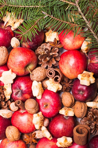 Appels, kegels, noten en koekjes met kruiden. Aroma Kerst