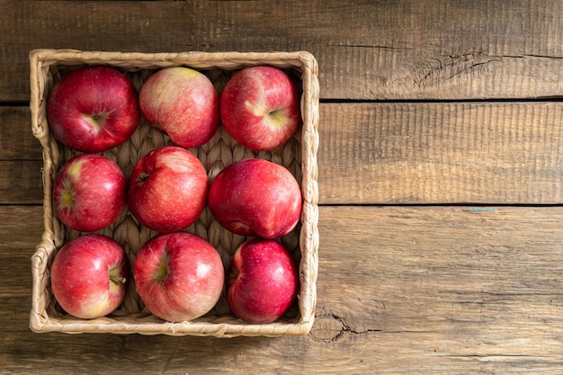 Appels liggen op houten planken, rijp rood fruit