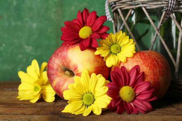 Appels met chrysant op houten achtergrond