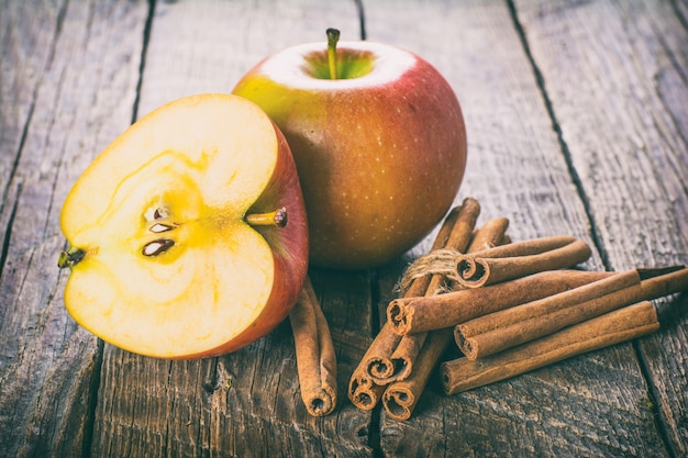 Appels met kaneel op houten tafel