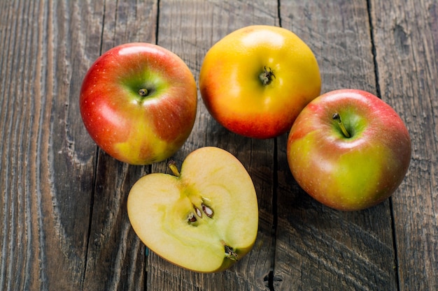 Appels met kaneel op houten tafel