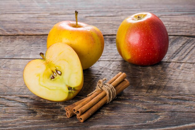 Appels met kaneel op houten tafel