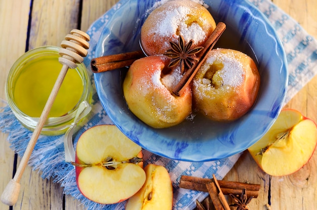 Appels met suiker gebakken in de oven met honing en kruiden