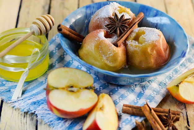 Appels met suiker gebakken in de oven met honing en kruiden