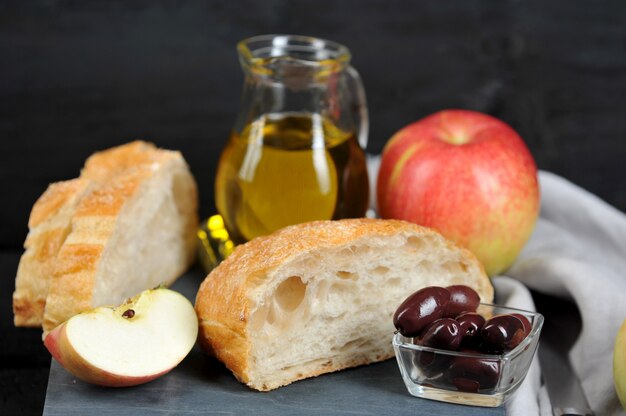 Appels, olijven, olijfolie en ciabatta