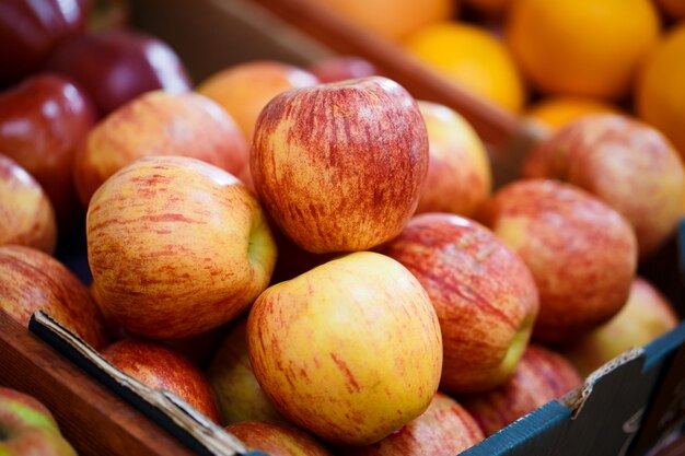 Appels op een plank in een groente winkel