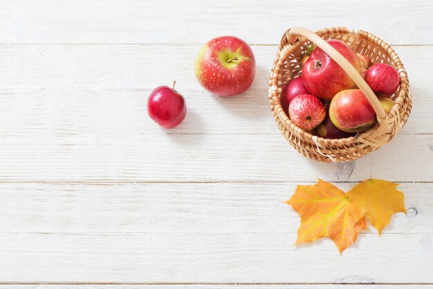 Appels op houten witte muur