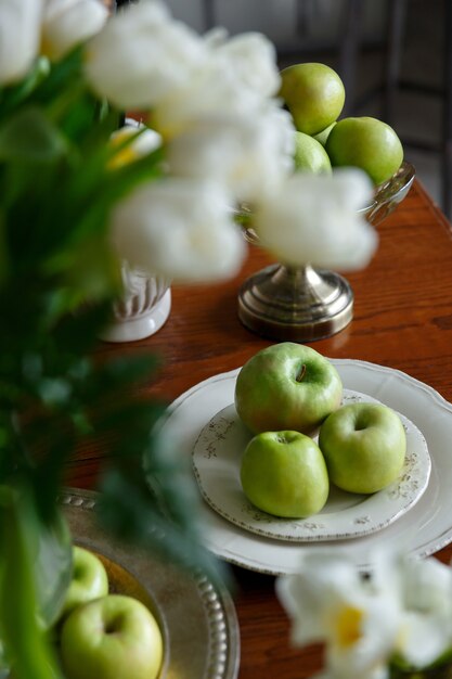 appels op porseleinen plaat op houten tafel