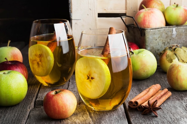 Appelsap in glas met kaneel en anijs