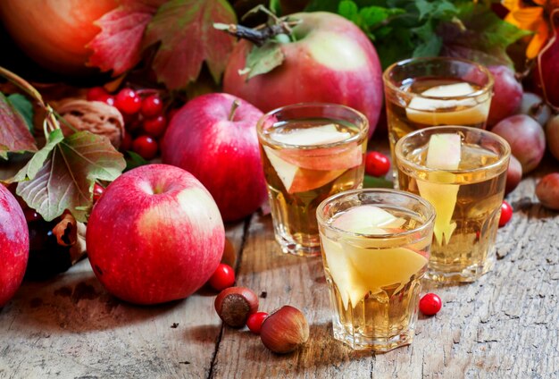 Appelsap met plakjes verse appels in de herfst achtergrond selectieve focus