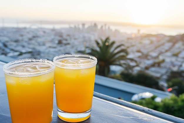 Appelsap met uitzicht op de skyline van de stad