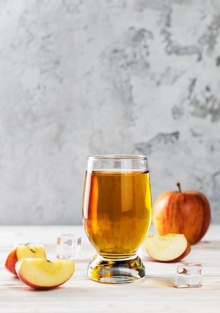 Foto appelsap spetteren in een glas