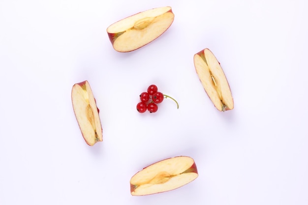 Appelschijfjes en rode bessen geïsoleerd op witte achtergrond Close-up van zoete vruchten en bessen Gezonde voeding concept