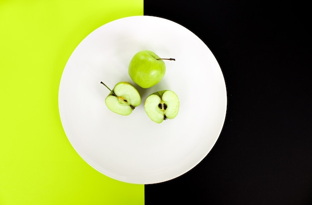 appelschijfjes op een witte plaat op een groenblauwe achtergrond bovenaanzicht ruimte voor tekst