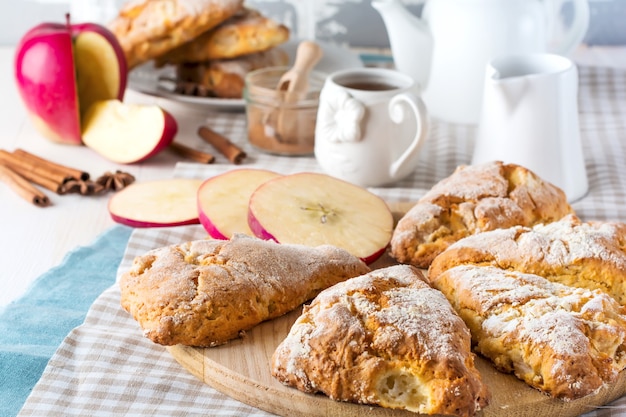 Appelscones met appelcider-glazuur. Selectieve aandacht.