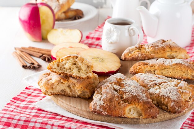 Appelscones met appelcider-glazuur. Selectieve aandacht.