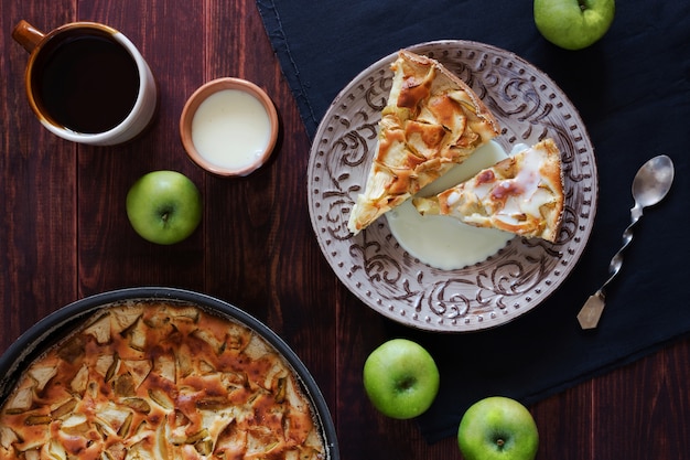 Appeltaart Charlotte met gecondenseerde melk en appels