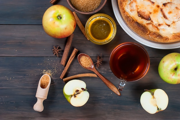 Appeltaart en thee op een houten tafel