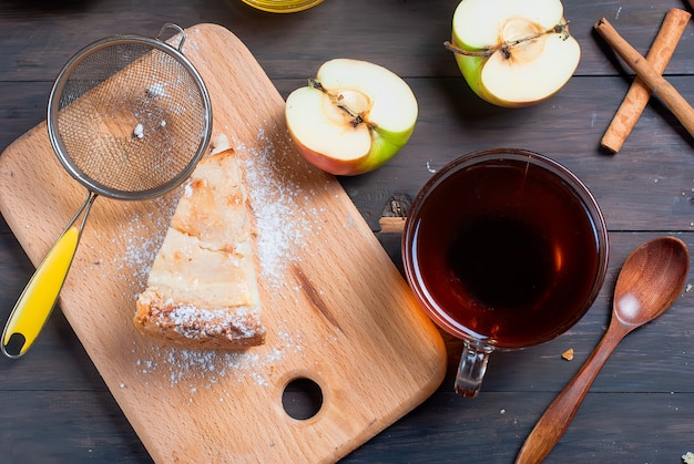 Appeltaart en thee op een houten tafel