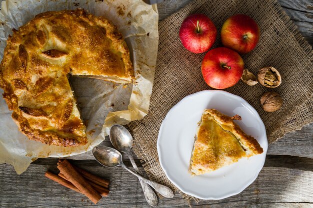 Appeltaart met appels, cinnammon en noten in bovenaanzicht