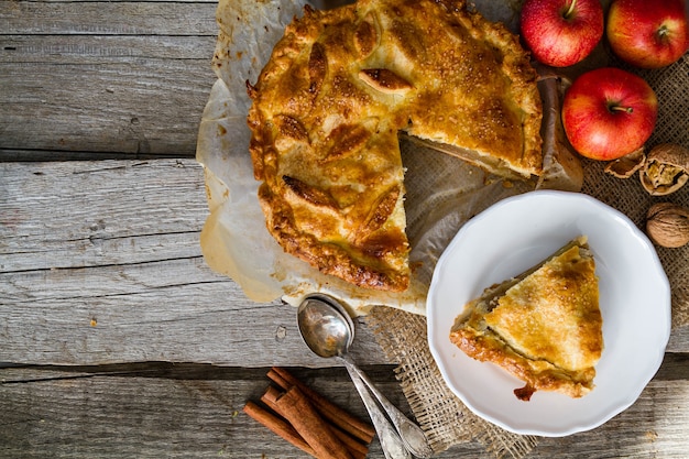 Appeltaart met appels op rustieke houten achtergrond