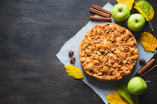 Appeltaart met kaneel Charlotte een zoet dessert gemaakt van in deeg gebakken appels