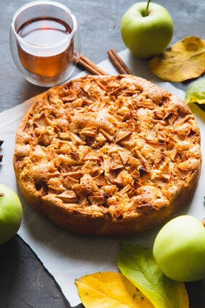 Appeltaart met kaneel Charlotte een zoet dessert gemaakt van in deeg gebakken appels