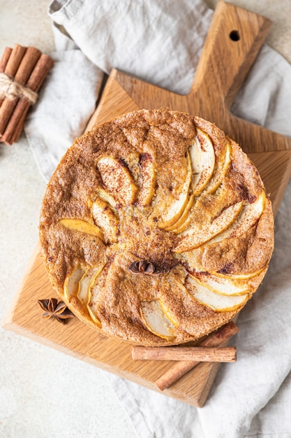 Appeltaart met kaneel op een houten bord Griesmeelcake met appel en kruiden